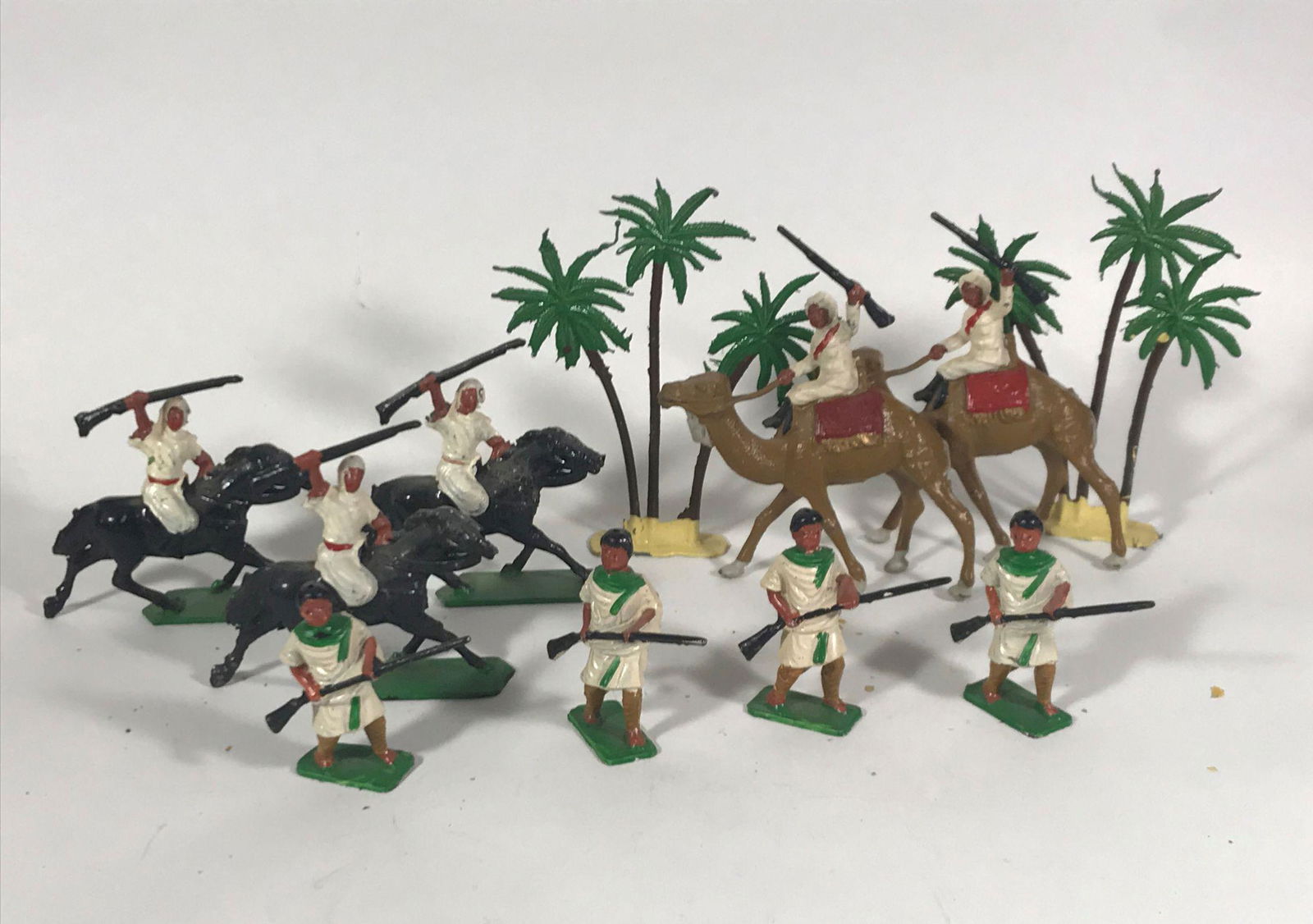 A SET OF 9 SAUDI ARABIAN BRITAINS LEAD SOLDIERS WITH (1 of 7)