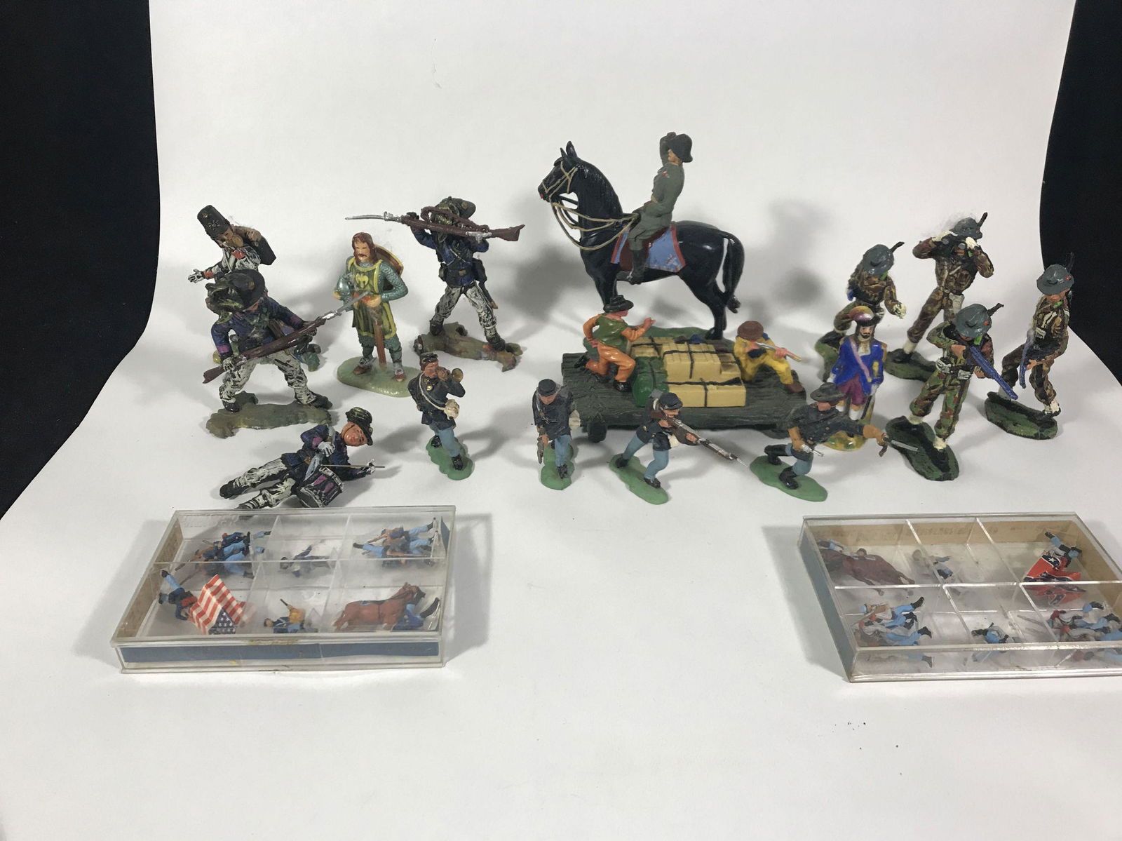 LOT OF MISC COMPOSITION AND PLASTIC TOY SOLDIERS (1 of 6)