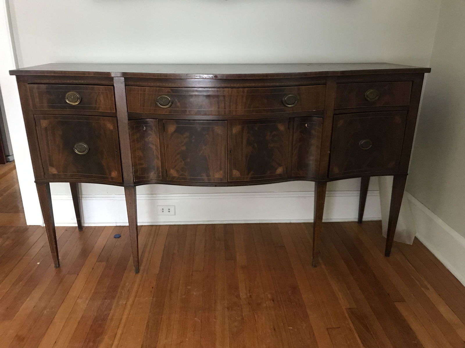 A CENTENNIAL AMERICAN INLAID HEPPLEWHITE SIDEBOARD (1 of 3)