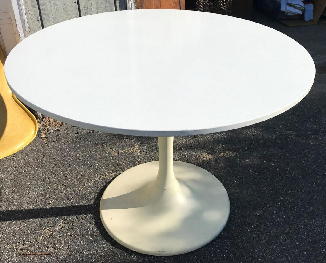 AN EERO SARINEN STYLE WHITE KITCHEN TABLE: AN EERO SARINEN STYLE WHITE KITCHEN TABLE