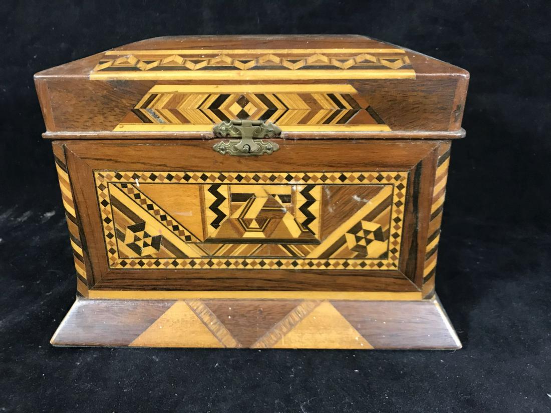A FINE PARQUETRY INLAID JEWELRY BOX 10" X 7" X 6": A FINE PARQUETRY INLAID JEWELRY BOX 10" X 7" X 6"