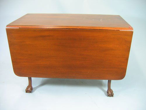 CHIPPENDALE STYLE QUEEN ANNE MAHOGANY DINING TA: CHIPPENDALE STYLE QUEEN ANNE MAHOGANY DINING TABLE WITH BALL AND CLAW FEET, CIRCA 1920S