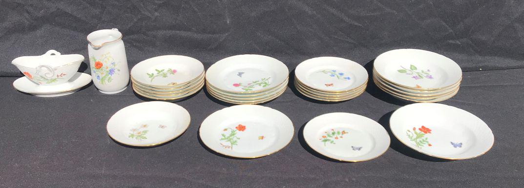 10 PIECES BING AND GRONDAHL FLOWER AND BUTTERFLAY: 10 PIECES BING AND GRONDAHL FLOWER AND BUTTERFLAY DINNERWARE. PROPERTY FROM THE ESTATE OF LEIF WESSMANN