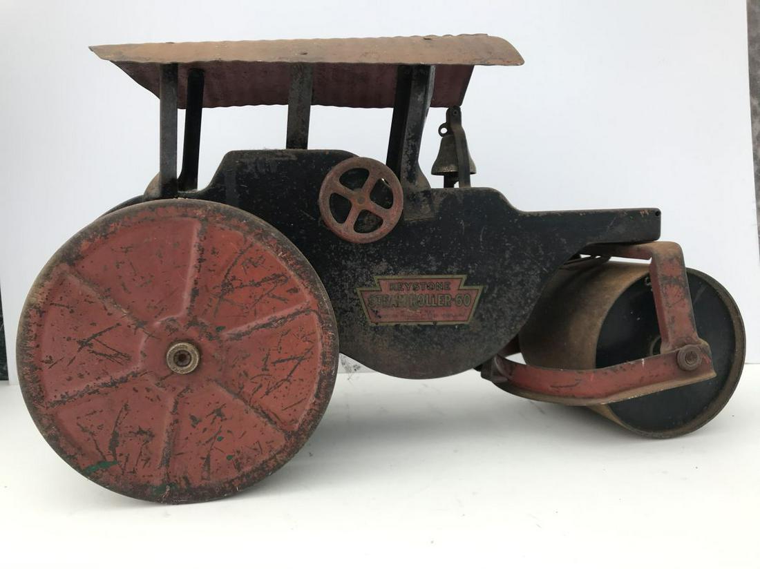 A KEYSTONE PRESSED STEEL STEAM ROLLER NUMBERE 60: A KEYSTONE PRESSED STEEL STEAM ROLLER NUMBERE 60 LACKING HANDLE 20" X 13