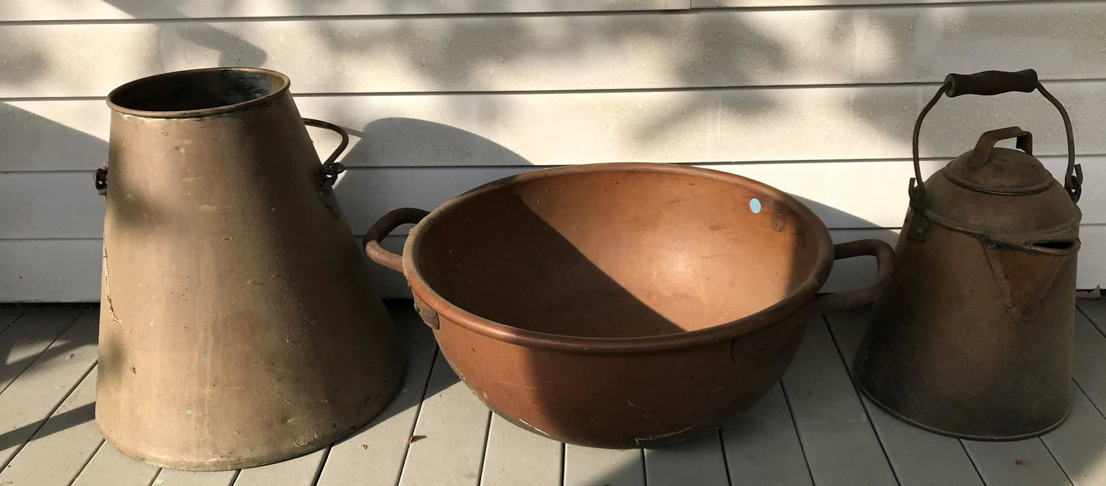 LARGE COPPER CANDY KETTLE 19 IN DIAMETER, W/ TWO LARGE: LARGE COPPER CANDY KETTLE 19 IN DIAMETER, W/ TWO LARGE COPPER POTS. PROPERTY FROM THE OLD NEWFANE INN OF VERMONT