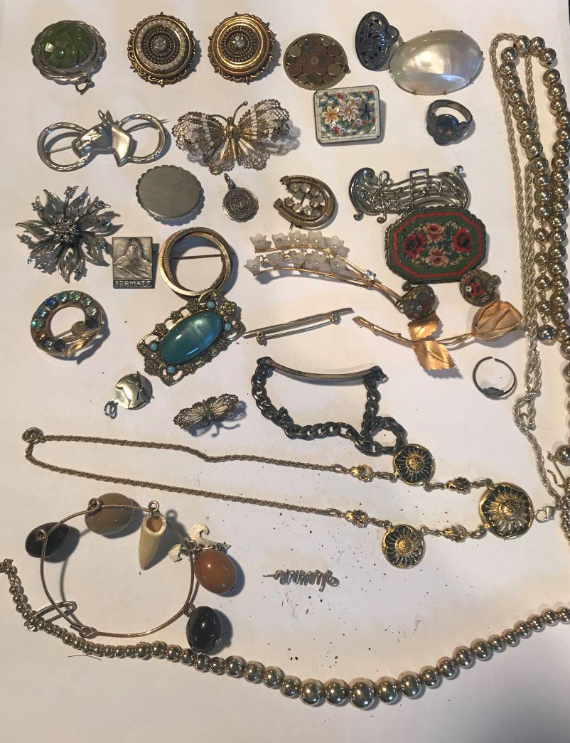 VICTORIAN COSTUME JEWELRY LOT. PROPERTY FROM THE: VICTORIAN COSTUME JEWELRY LOT. PROPERTY FROM THE LINCOLN ESTATE OF TURNERS FALLS
