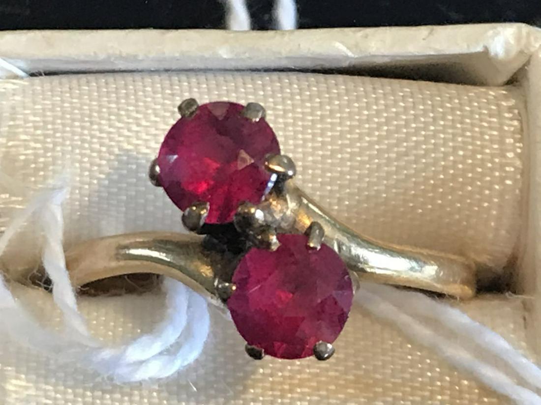 A 14K GOLD RING WITH 2 GARNETS 2.65 GRAMS. PROPERTY: A 14K GOLD RING WITH 2 GARNETS 2.65 GRAMS. PROPERTY FROM A HUNTINGTON ,MASS ESTATE