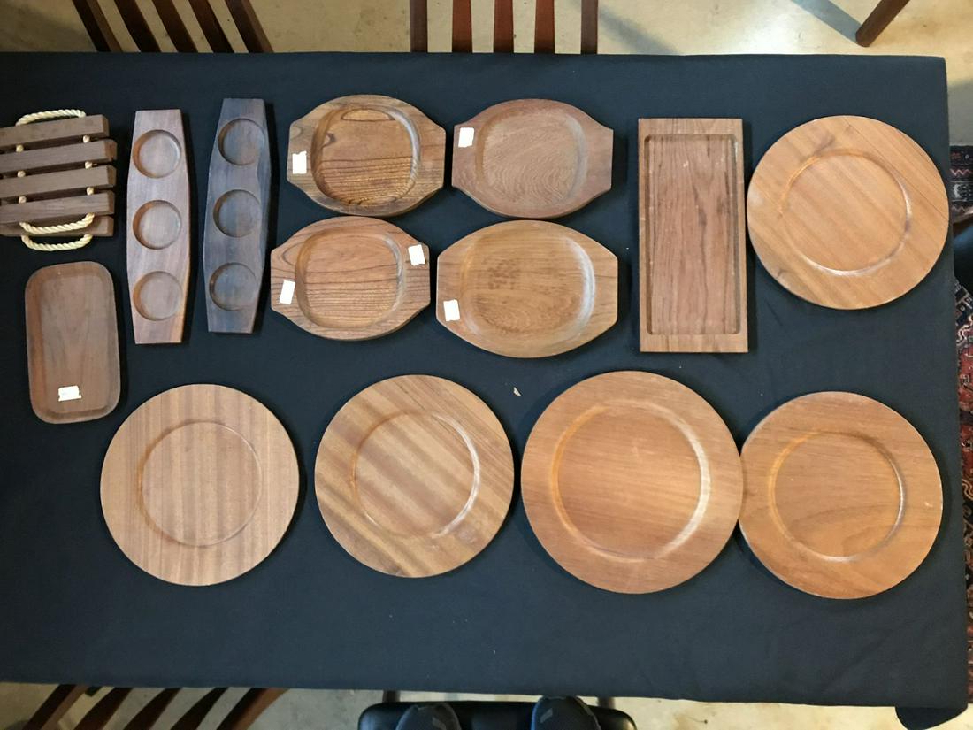 16 PIECES MIDCENTURY MODERN TEAK TABLEWARE: 16 PIECES MIDCENTURY MODERN TEAK TABLEWARE