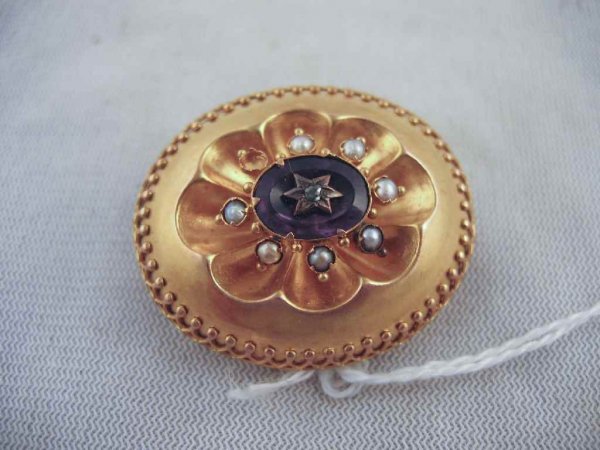 18K GOLD VICTORIAN LOCKET WITH AMETHYST AND DIA: 18K GOLD VICTORIAN LOCKET WITH AMETHYST AND DIAMOND