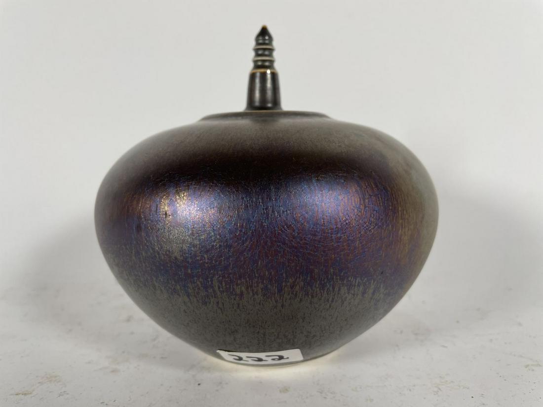 HIDEAKI MIYAMURA LIDDED VASE 6" TALL 6" IN DIAMETER: HIDEAKI MIYAMURA LIDDED VASE 6" TALL 6" IN DIAMETER