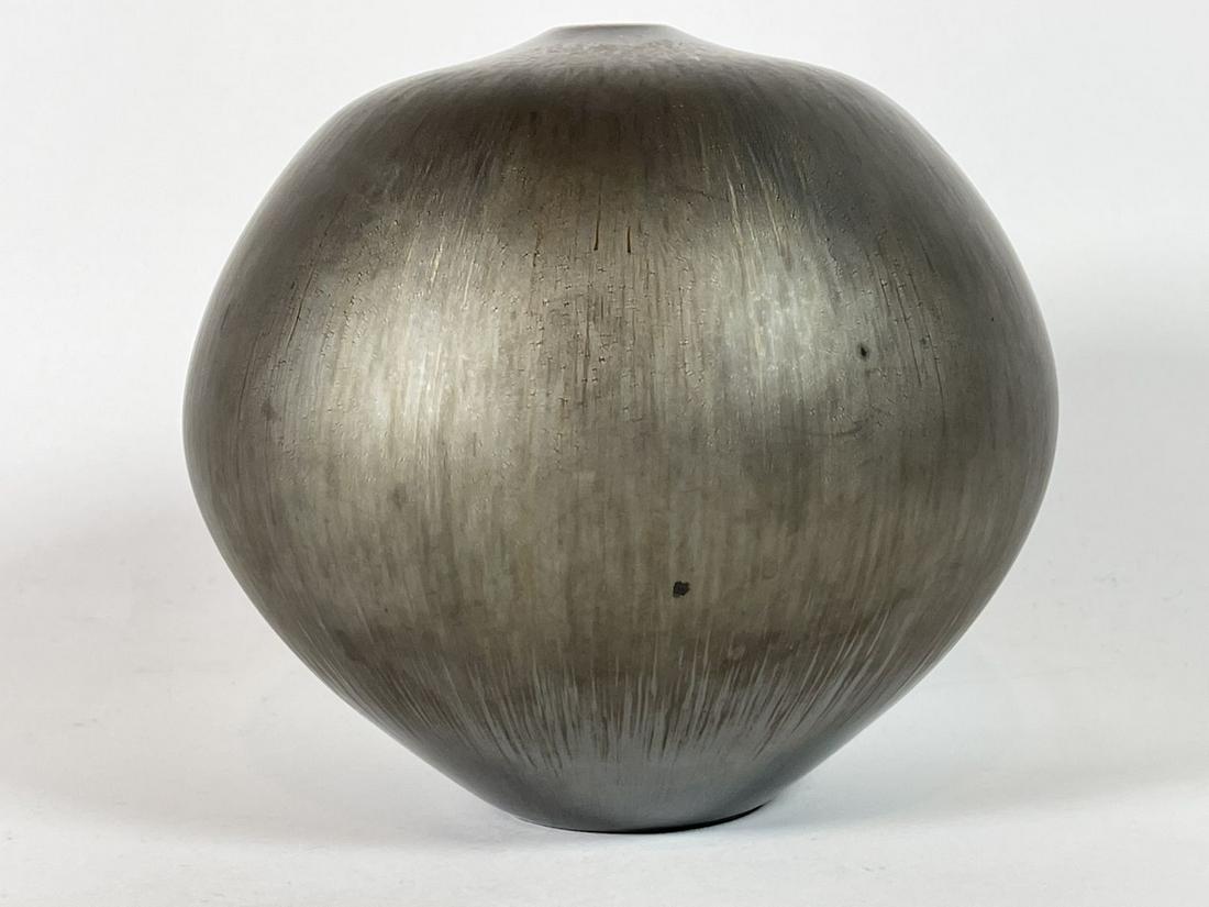 HIDEAKI MIYAMURA VASE 5" TALL AND 6" IN DIAMETER: HIDEAKI MIYAMURA VASE 5" TALL AND 6" IN DIAMETER