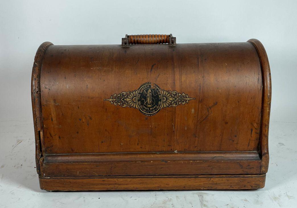 SINGER HAND CRANK SEWING MACHINE W/ PAINT DECORATION: SINGER HAND CRANK SEWING MACHINE W/ PAINT DECORATION