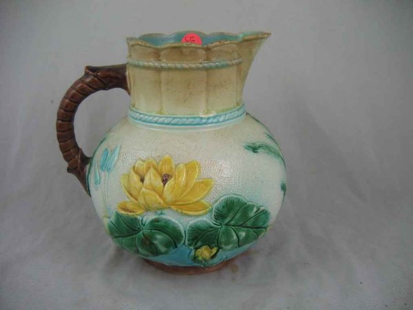 WEDGWOOD WINTER LILLY MAJOLICA PITCHER: WEDGWOOD WINTER LILLY MAJOLICA PITCHER