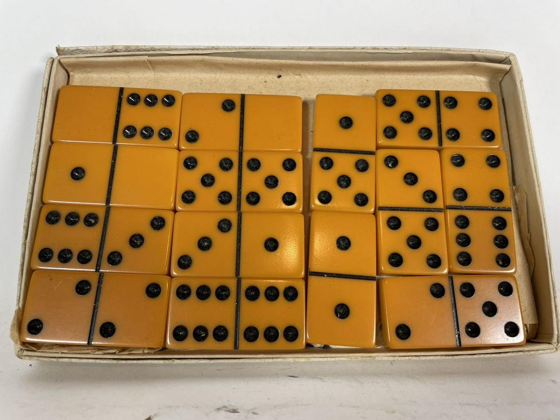 A SET OF 28 BUTTERSCOTCH BAKELITE DOMINOES: A SET OF 28 BUTTERSCOTCH BAKELITE DOMINOES