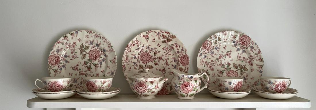 A PARTIAL SERVICE FOR 8 JOHNSON BROTHERS TABLEWARE (1 of 2)