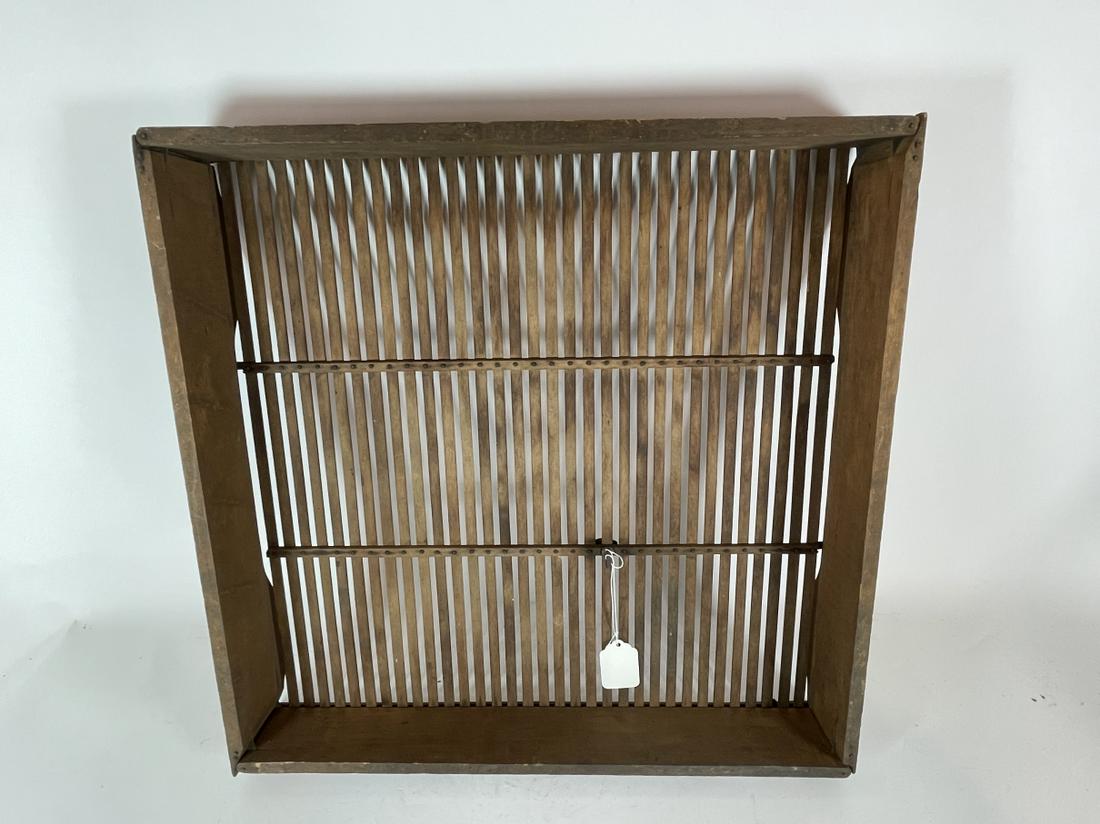 AN ANTIQUE SHAKER WINNOWING BASKET 19' X 19" X 3.5" (1 of 4)