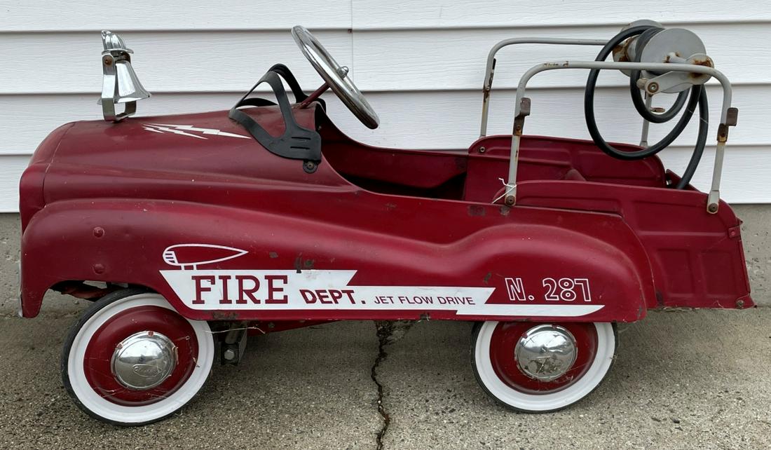 AN ANTIQUE PEDAL TOY FIRE TRUCK (1 of 4)