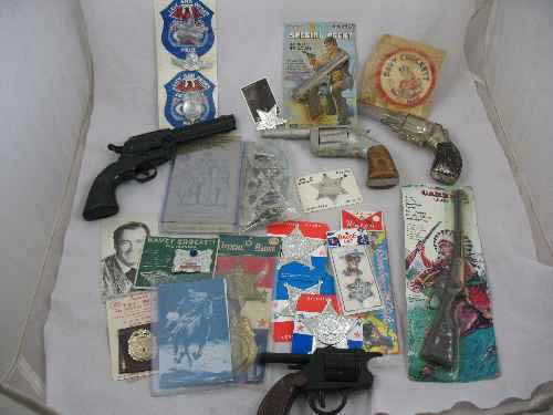 LARGE LOT OF CAP GUNS WITH ACCESSORIES: LARGE LOT OF CAP GUNS WITH ACCESSORIES