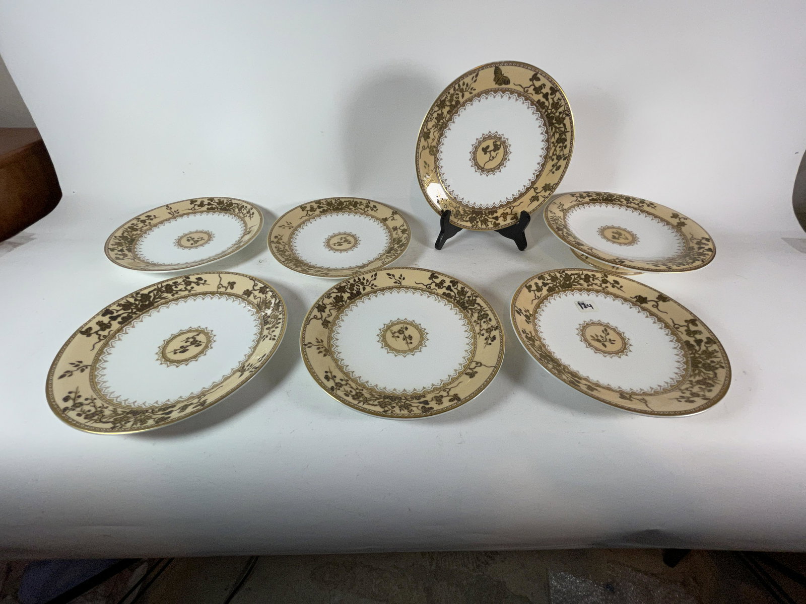 SIX ROYAL WORCESTER 9" DINNER PLATES AND A 9" (1 of 7)