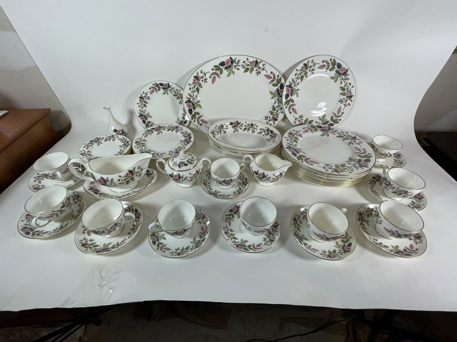 WEDGEWOOD HATHAWAY ROSE PORCELAIN DINNERWARE SERVICE (1 of 8)
