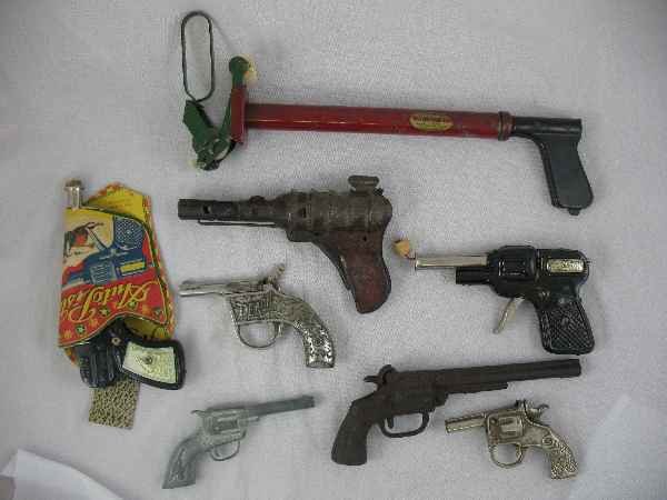8 VINTAGE CAPGUNS INC BUFFALO BILL, AUTO-PISTOL: 8 VINTAGE CAPGUNS INC BUFFALO BILL, AUTO-PISTOL, PEACH, REX, AND MAGIC MACHINE GUN