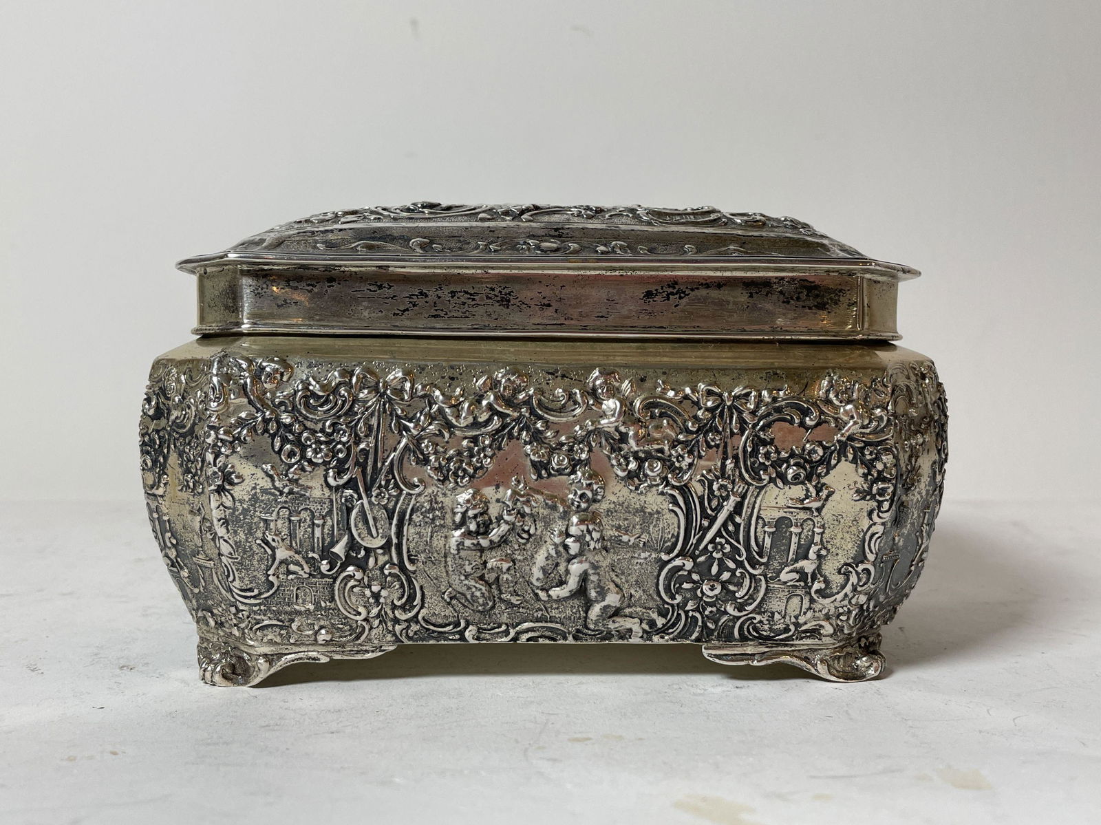 A WILKENS 800 SILVER FIGURAL REPOUSE DRESSER BOX. (1 of 7)