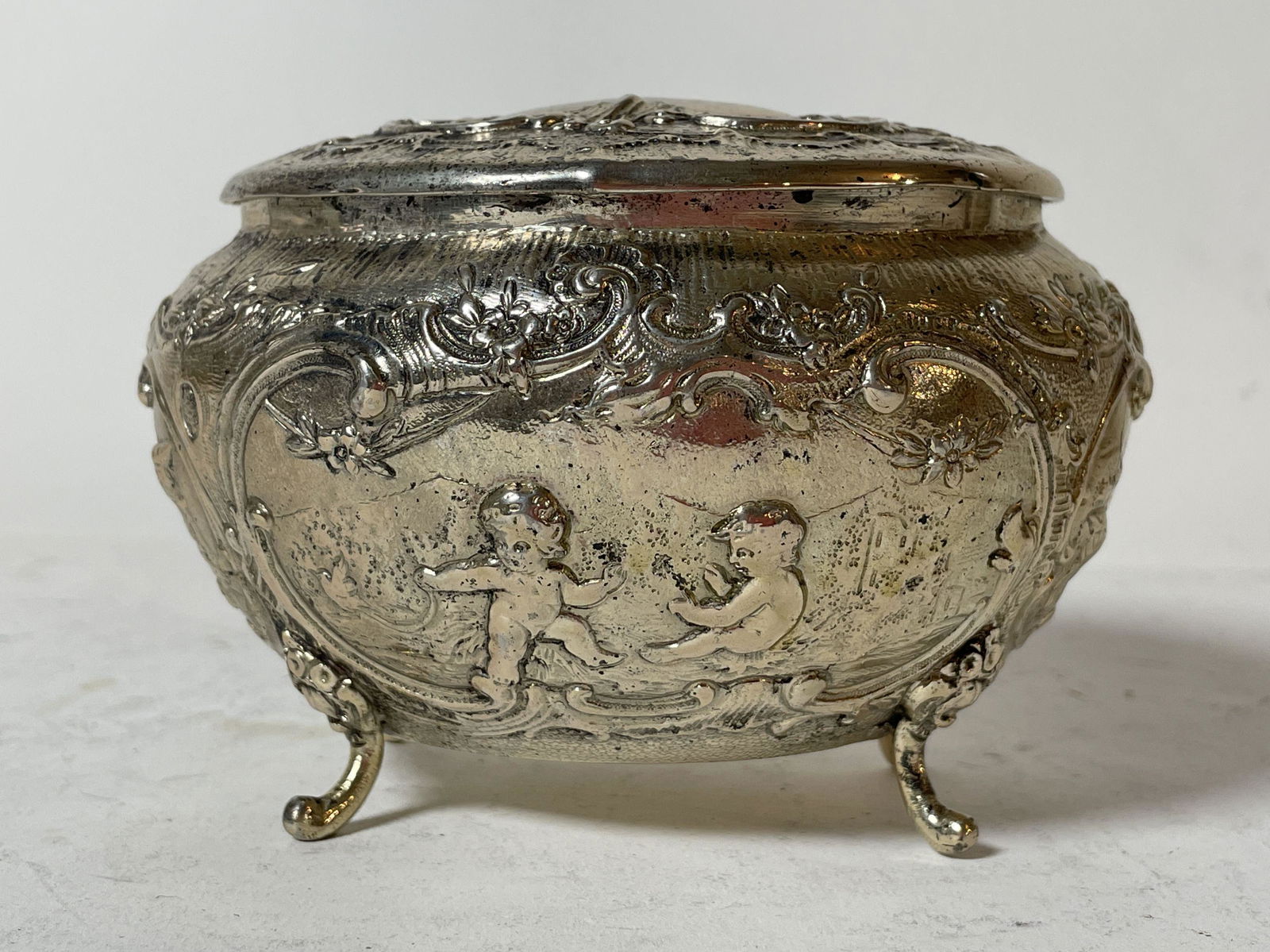 A FIGURAL HALLMARKED  DUTCH STERLING SILVER DRESSER BOX (1 of 7)