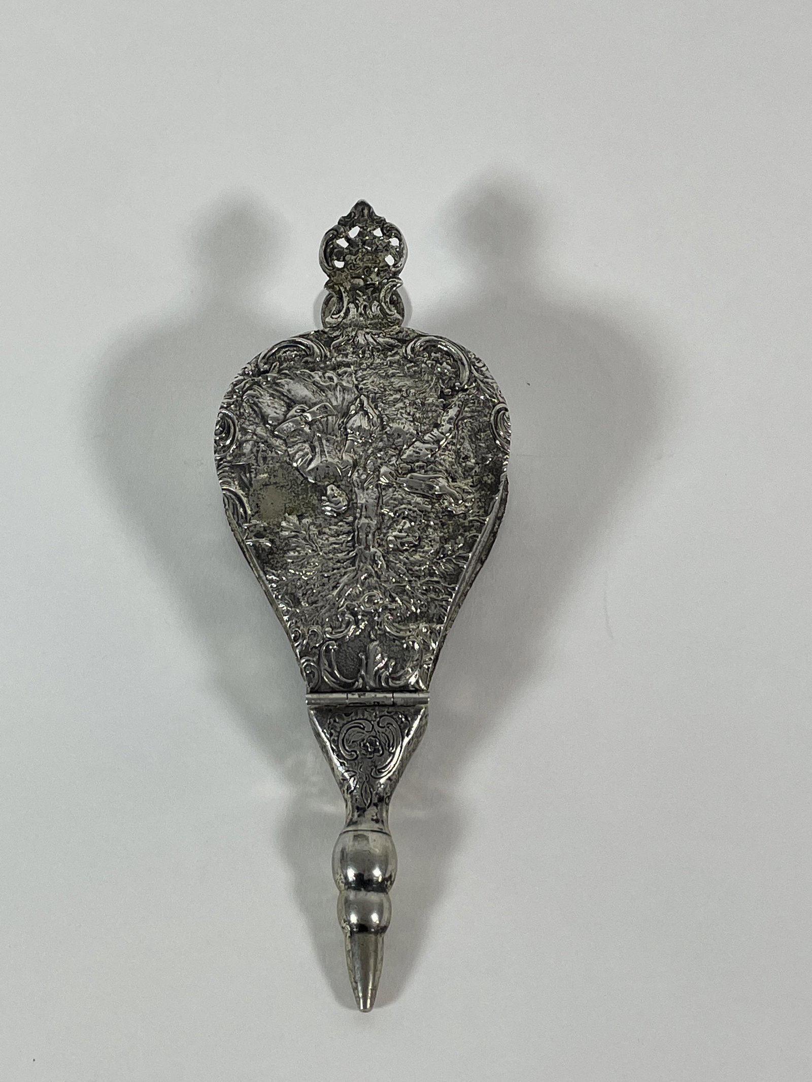 A HALLMARKED STERLING SILVER MATCHBOX IN THE FORM OF A: A HALLMARKED STERLING SILVER MATCHBOX IN THE FORM OF A BELLOWS. 5" X 3". WEIGHS 2.82 TROY OUNCES