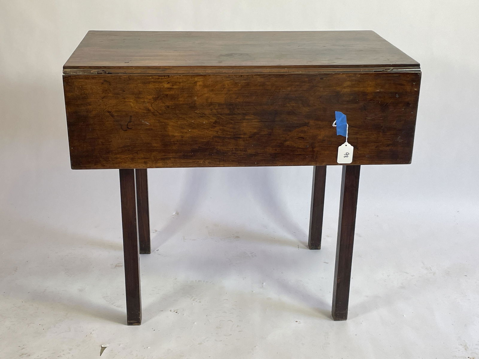 AN EARLY 19TH CENTURY PEGGED WALNUT DROPLEAF .TABLE, (1 of 8)