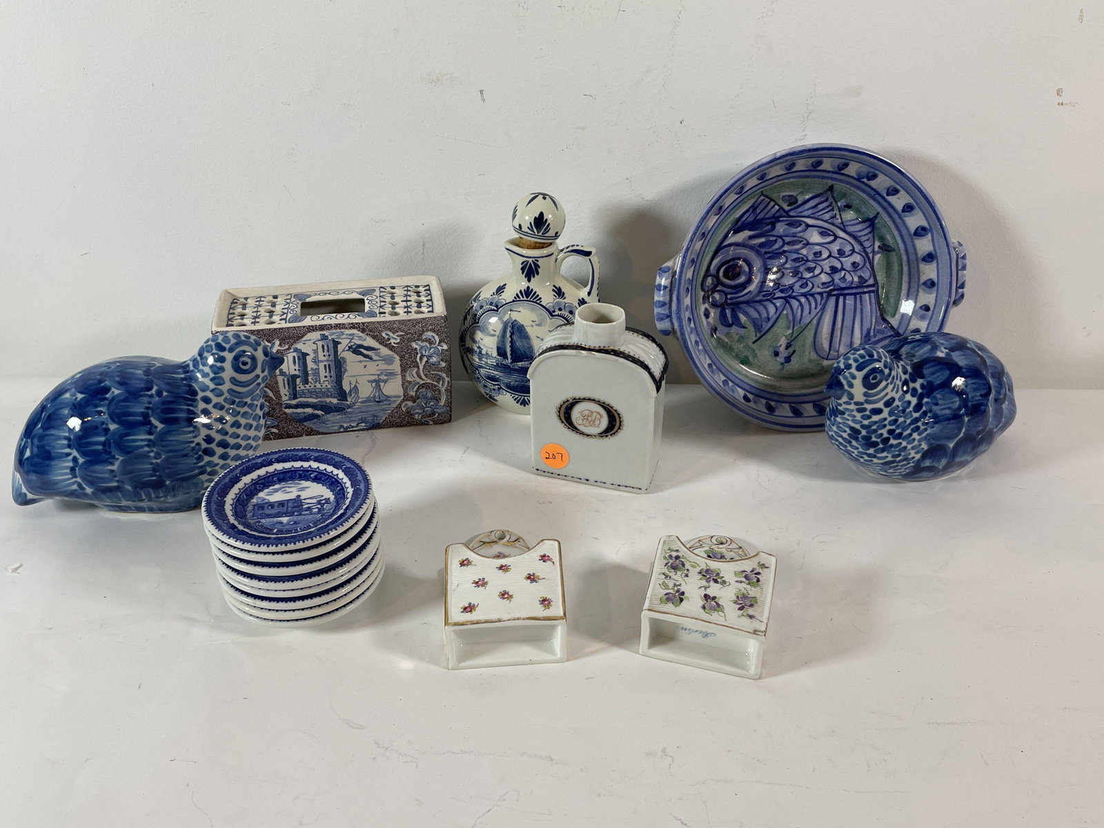 TRAY WITH 16 PIECES PORCELAIN AND POTTERY, INCLUDES: TRAY WITH 16 PIECES PORCELAIN AND POTTERY, INCLUDES DELFT CHINESE EXPORT FLASK ETC., 9" AND SMALLER