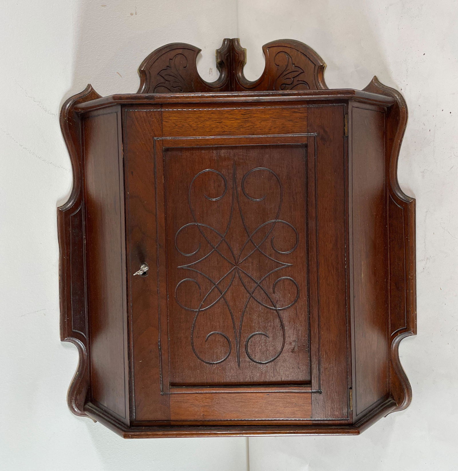 A HANGING VICTORIAN WALNUT CORNER CUPBOARD, 20" X 24" T (1 of 3)