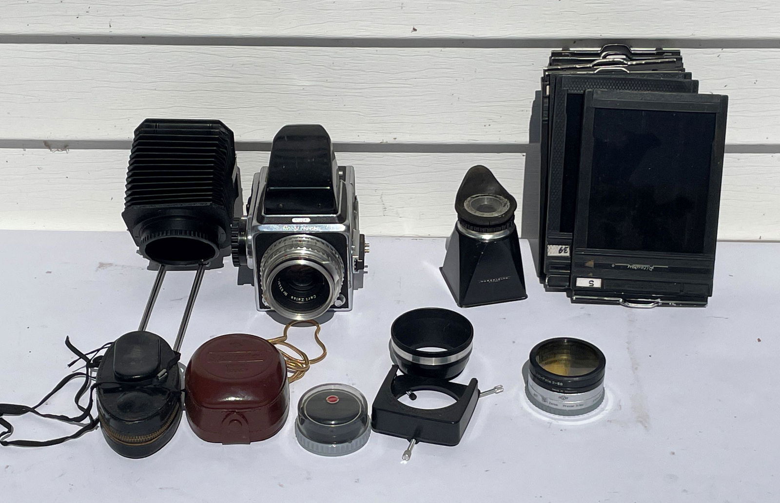 A HASSELBLAD 1000F W/ MANY ACCESSORIES. PROPERTY OF A (1 of 6)