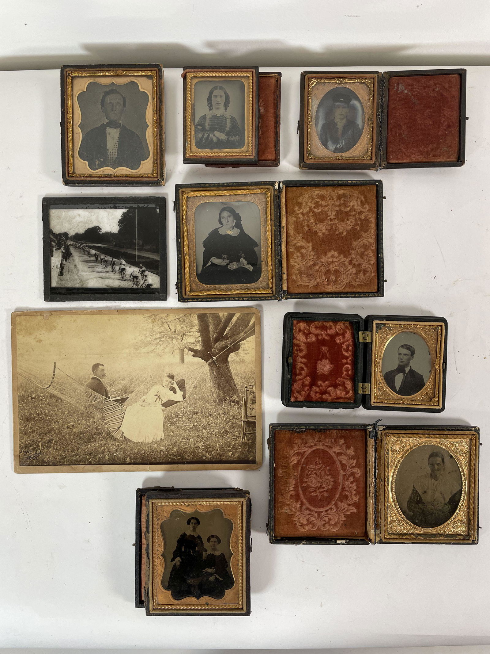 LOT OF ANTIQUE AMBROTYPES. PROPERTY OF A FINE SAG (1 of 4)