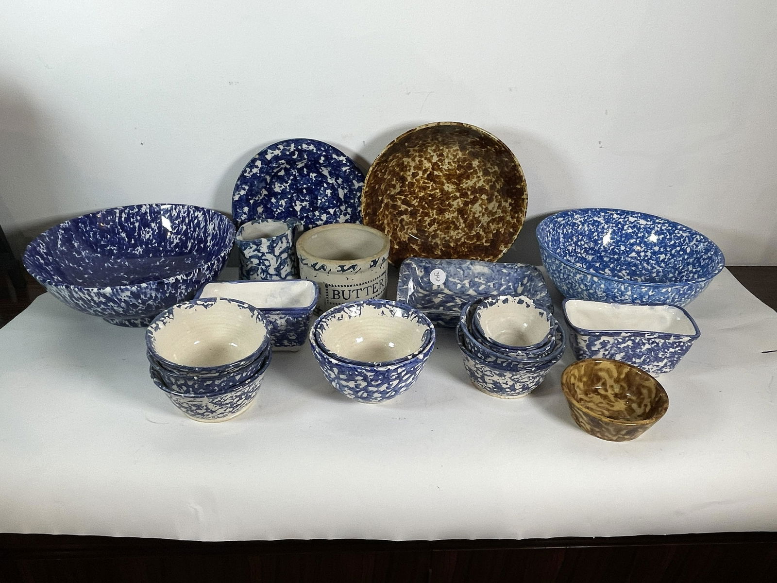 SPONGEWARE BOWLS AND SERVING PIECES. PROPERTY OF A FINE (1 of 8)