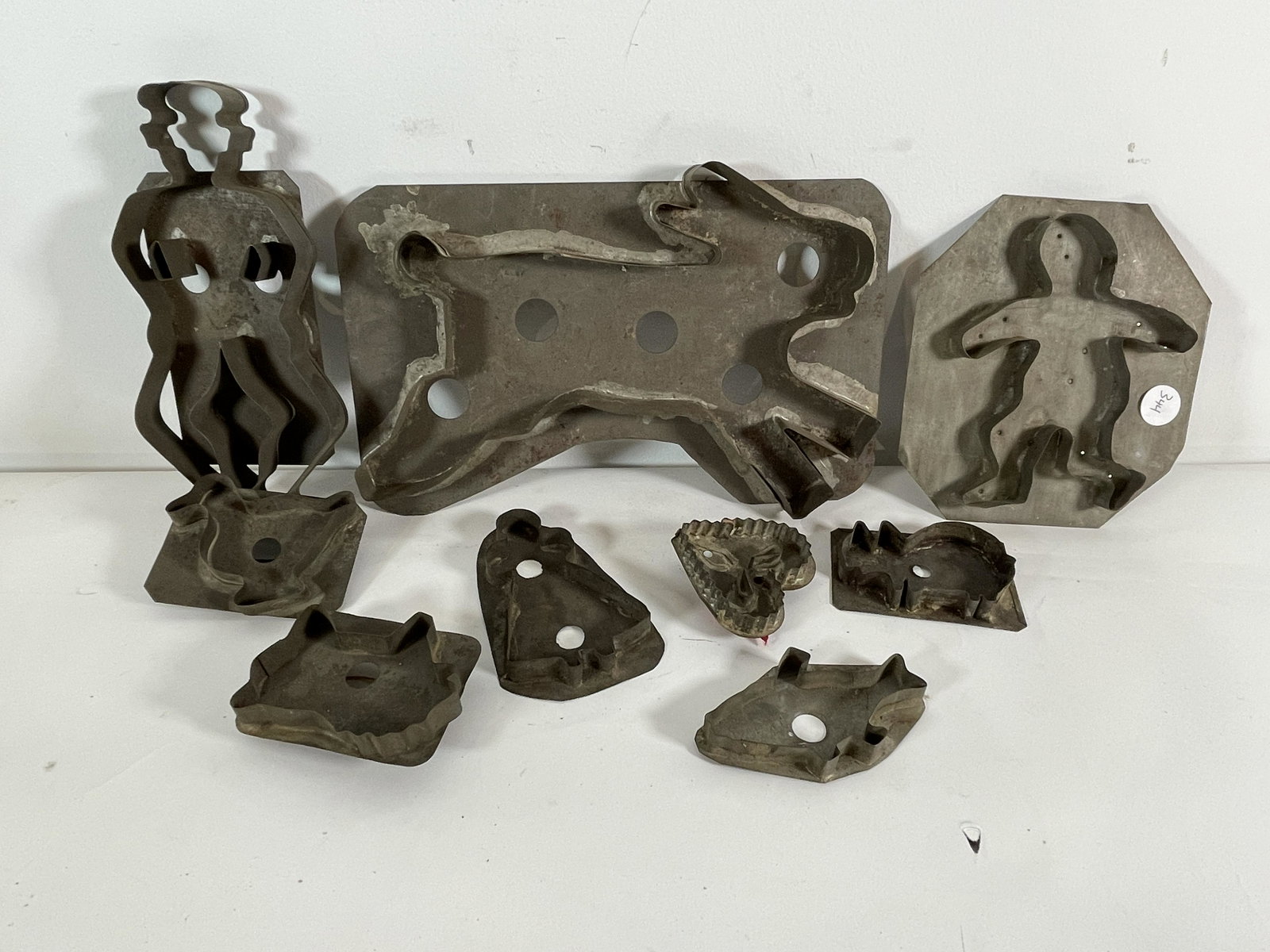 19TH CENTURY TOLEWARE COOKIE CUTTERS. PROPERTY OF A: 19TH CENTURY TOLEWARE COOKIE CUTTERS. PROPERTY OF A FINE SAG HARBOR ESTATE. 14" AND SMALLER