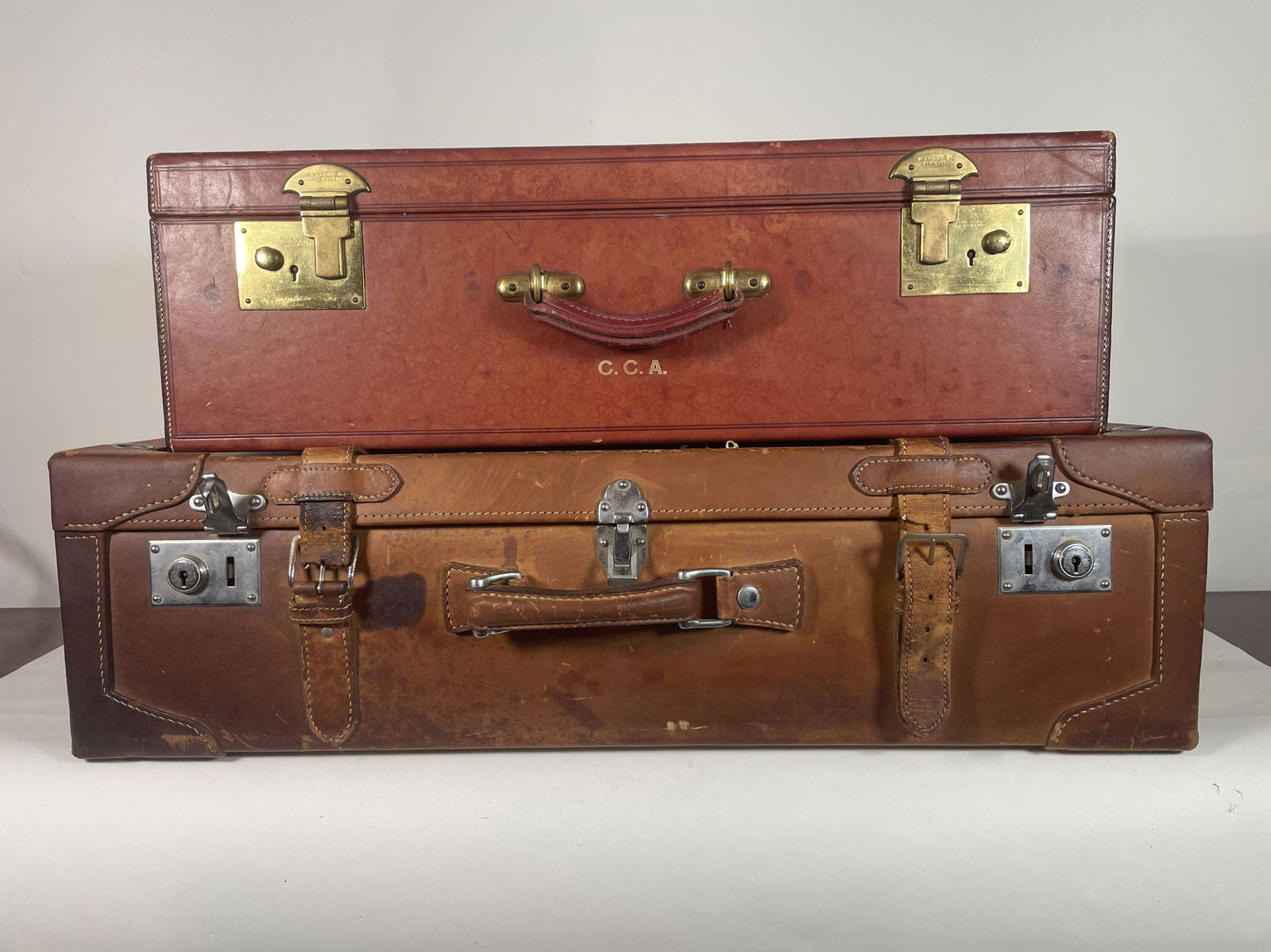 AN ANTIQUE ARTHUR GILMORE LEATHER SUITCASE TOGETHER (1 of 10)