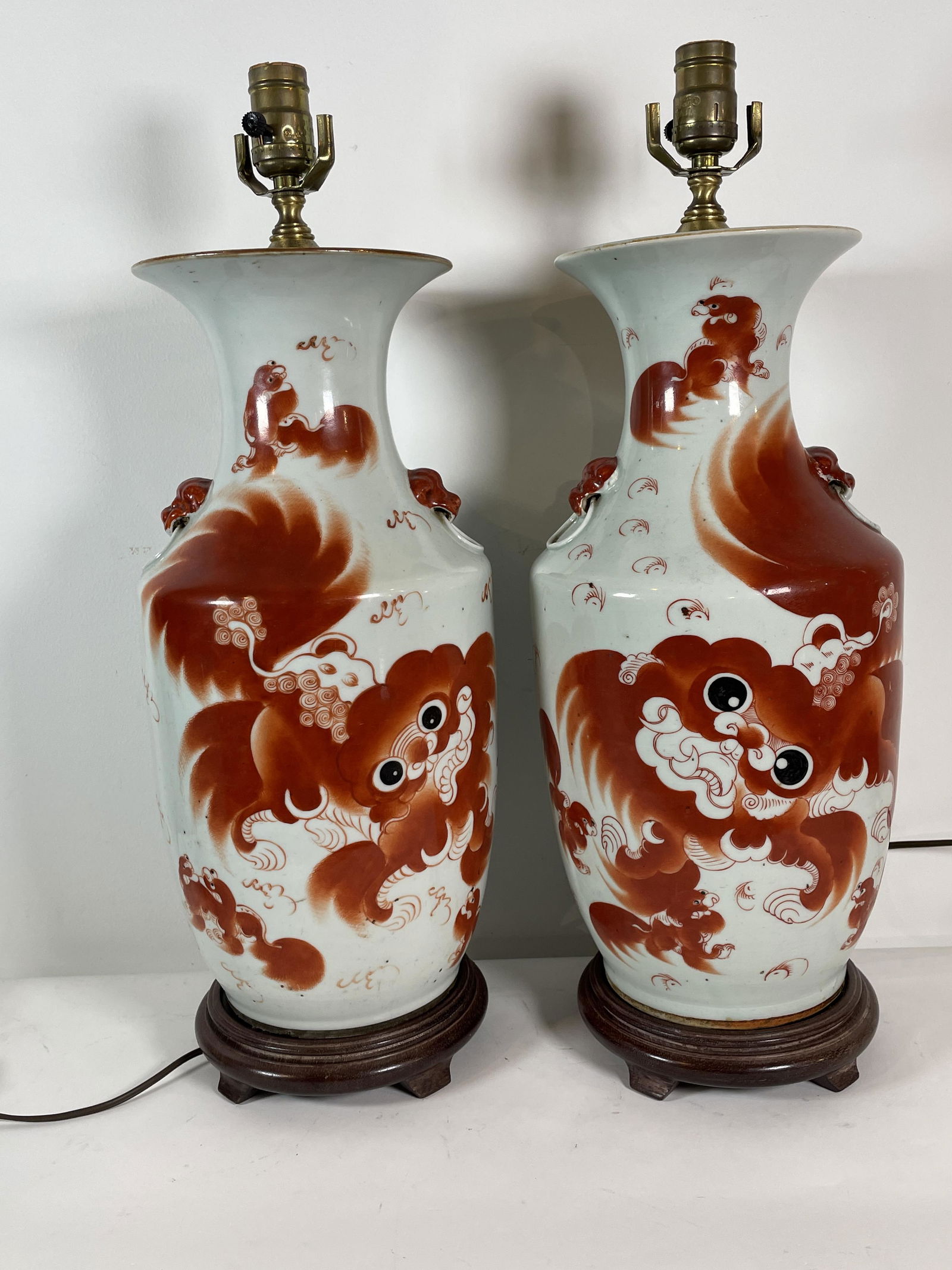 A PAIR OF CHINESE URN LAMPS WITH FOO DOG DECORATION. (1 of 2)