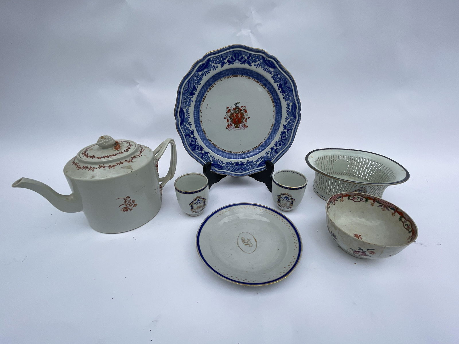 A CHINESE EXPORT TEAPOT AND 6 OTHER PIECES CHINESE (1 of 10)