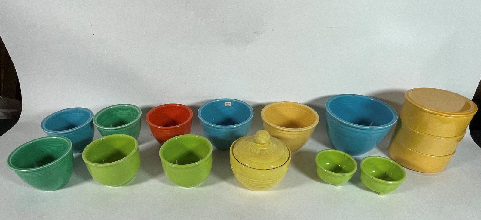 TRAY OF FIESTA BOWLS AND LIDDED CONTAINERS, 7" AND: TRAY OF FIESTA BOWLS AND LIDDED CONTAINERS, 7" AND SMALLER