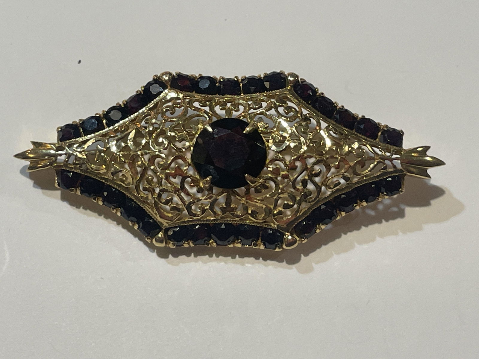 AN 18K GOLD PIN WITH DARK RED STONES. 14 GRAMS.  2.25" (1 of 4)
