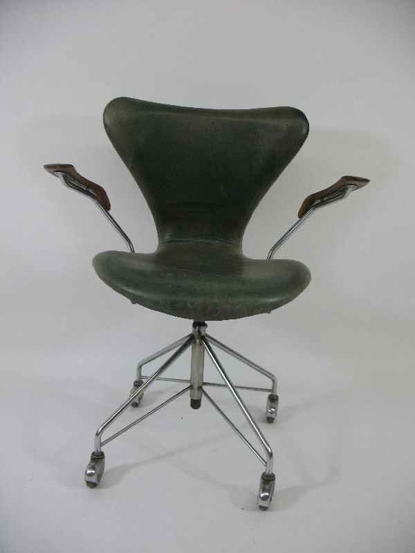 ARNE JACOBSEN FOR FRITZ HANSON #1065 "LILLY" L: ARNE JACOBSEN FOR FRITZ HANSON #1065 "LILLY" LEATHER CHROME & TEAK OFFICE CHAIR