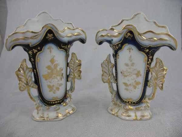 PAIR OF 8.5" GILT FLOW BLUE VASES: PAIR OF 8.5" GILT FLOW BLUE VASES