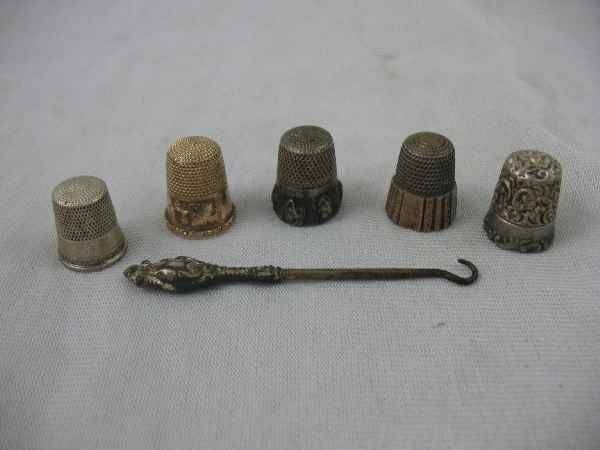 3 STERLING THIMBLES AND 2 GOLD OVERLAY THIMBLES: 3 STERLING THIMBLES AND 2 GOLD OVERLAY THIMBLES