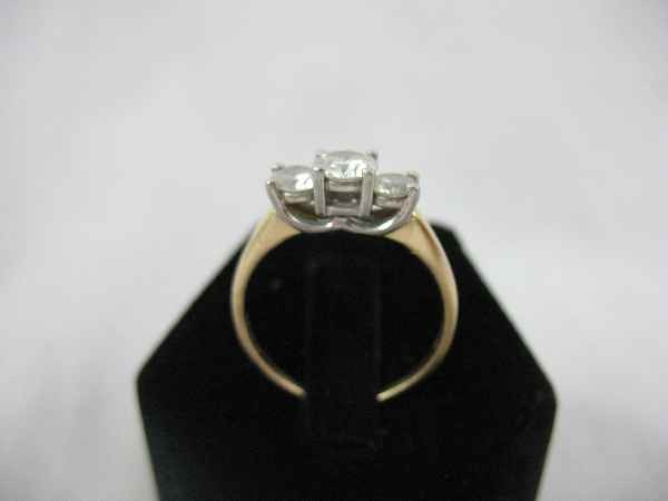 14K GOLD AND PLATINUM DIAMOND RING, APPROX. 1 C: 14K GOLD AND PLATINUM DIAMOND RING, APPROX. 1 CARAT WORTH OF DIAMONDS