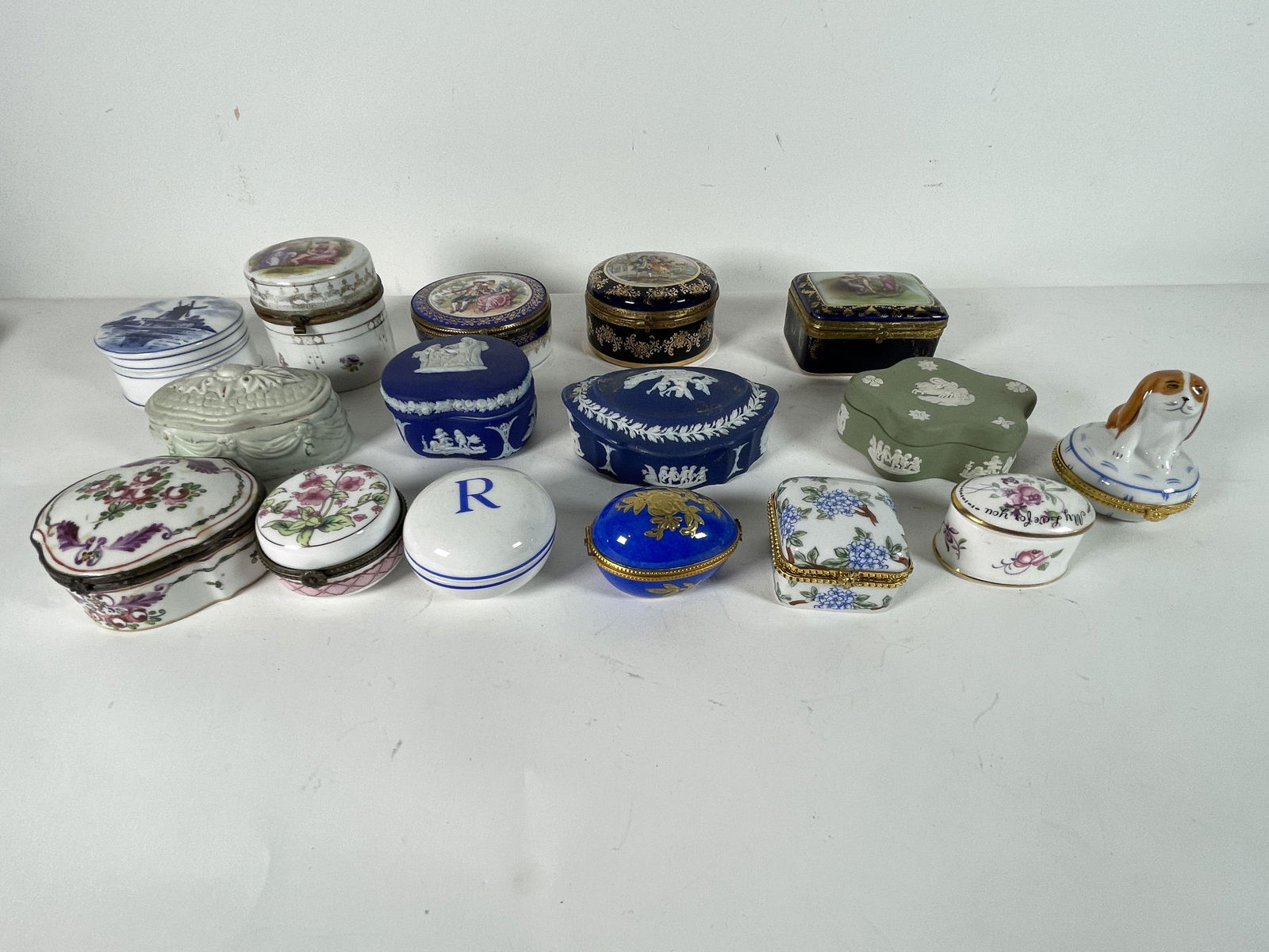 SIXTEEN PORCELAIN DRESSER BOXES, INCLUDES WEDGEWOOD, (1 of 14)