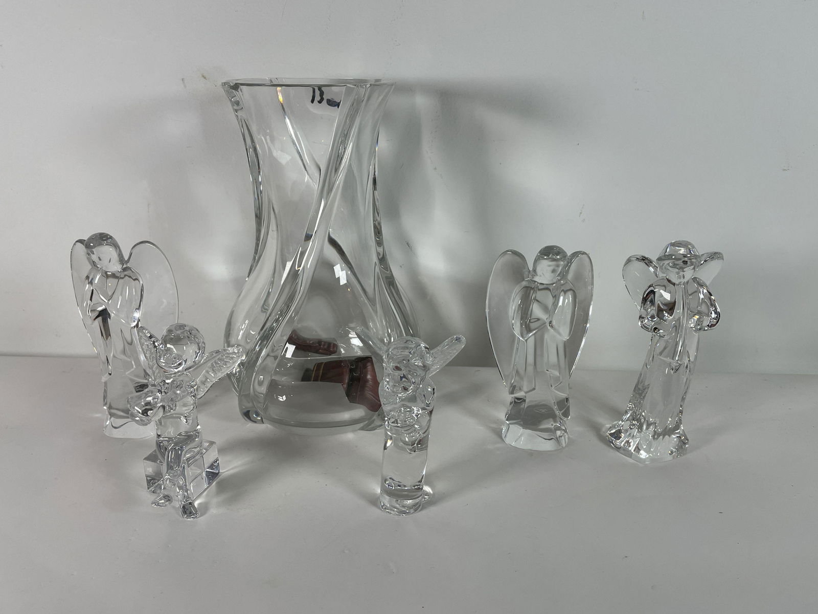 A LARGE BACCARAT VASE AND FIVE BACCARAT ANGELS. VASE IS (1 of 6)