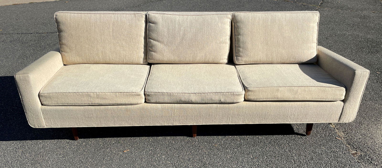 A VINTAGE KNOLL FURNITURE SOFA, 92" X 31" X 31". (1 of 7)
