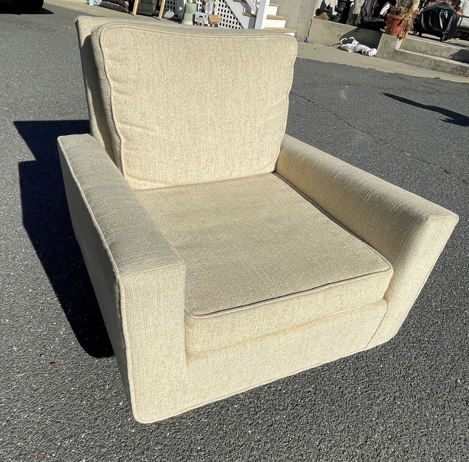 A VINTAGE KNOLL FURNITURE ARMCHAIR, 30" X 29" X 29".: A VINTAGE KNOLL FURNITURE ARMCHAIR, 30" X 29" X 29". FRIATION TO CUSHIONS