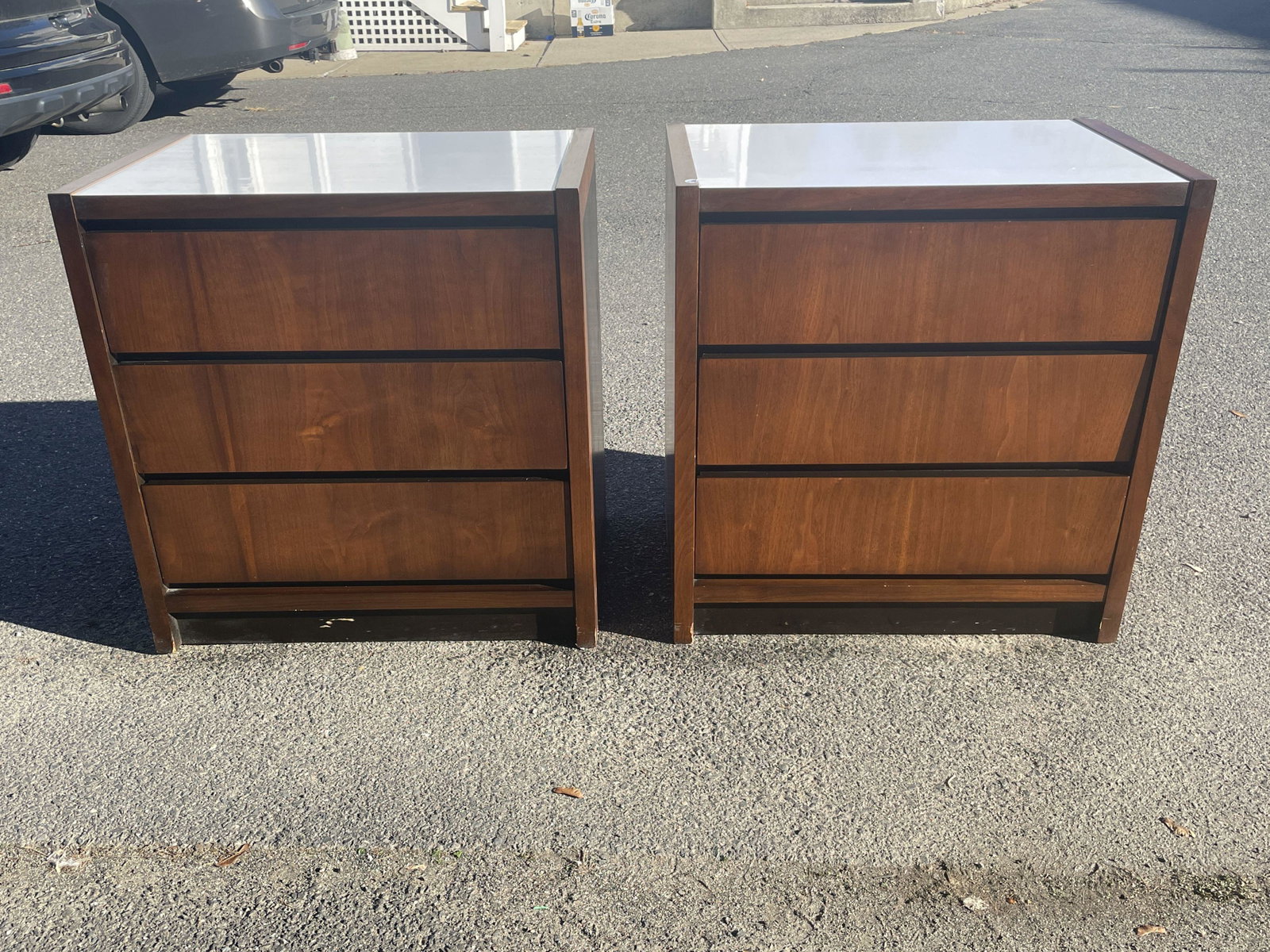 A PAIR OF LANE FURNITURE THREE DRAWER CHESTS WITH WHITE: A PAIR OF LANE FURNITURE THREE DRAWER CHESTS WITH WHITE LUCITE INSERTS, 22" x 16" x 22"