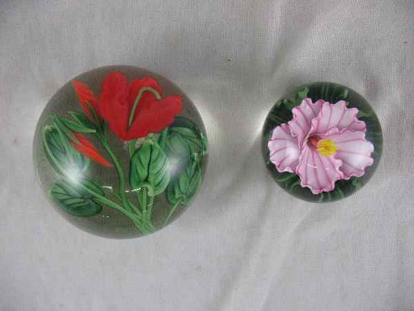 2 STEVEN LUNDBERG PAPERWEIGHTS: 2 STEVEN LUNDBERG PAPERWEIGHTS GlassMasters Steven & Justin Lundberg History and Biography Steven Lundberg was born in Chicago in 1953 and moved with his family to Santa Barbara in 1958. As a youg man